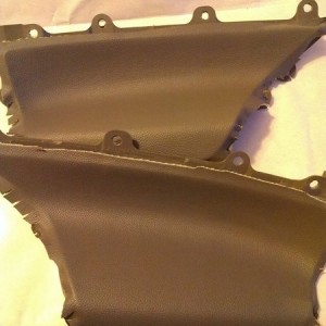 By by dirt brown cracked armwrests. Hello leather reinforced armwrests.