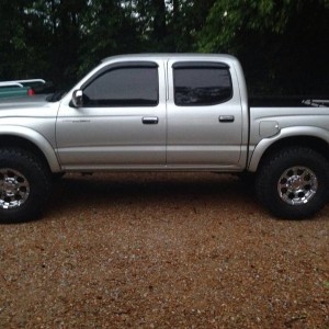 2 1/2" Rough Country Lift with 33's