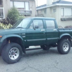 One of the most beautiful Toyotas I have ever seen. 4x4 diesel Hilux!