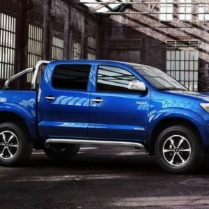 2015-Toyota-Hilux-Side