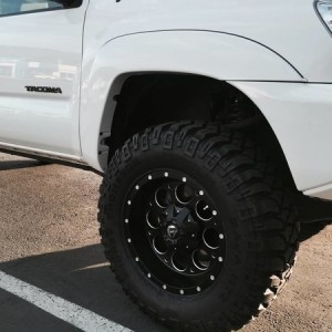 17" Fuel Revolver Wheels & 33" Mickey Thompson Baja MTZ