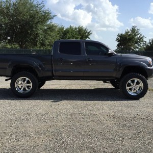 2014 Tacoma Pro-Comp stage 2 lift XSP tundra 35-12.50/20 Toyo open country